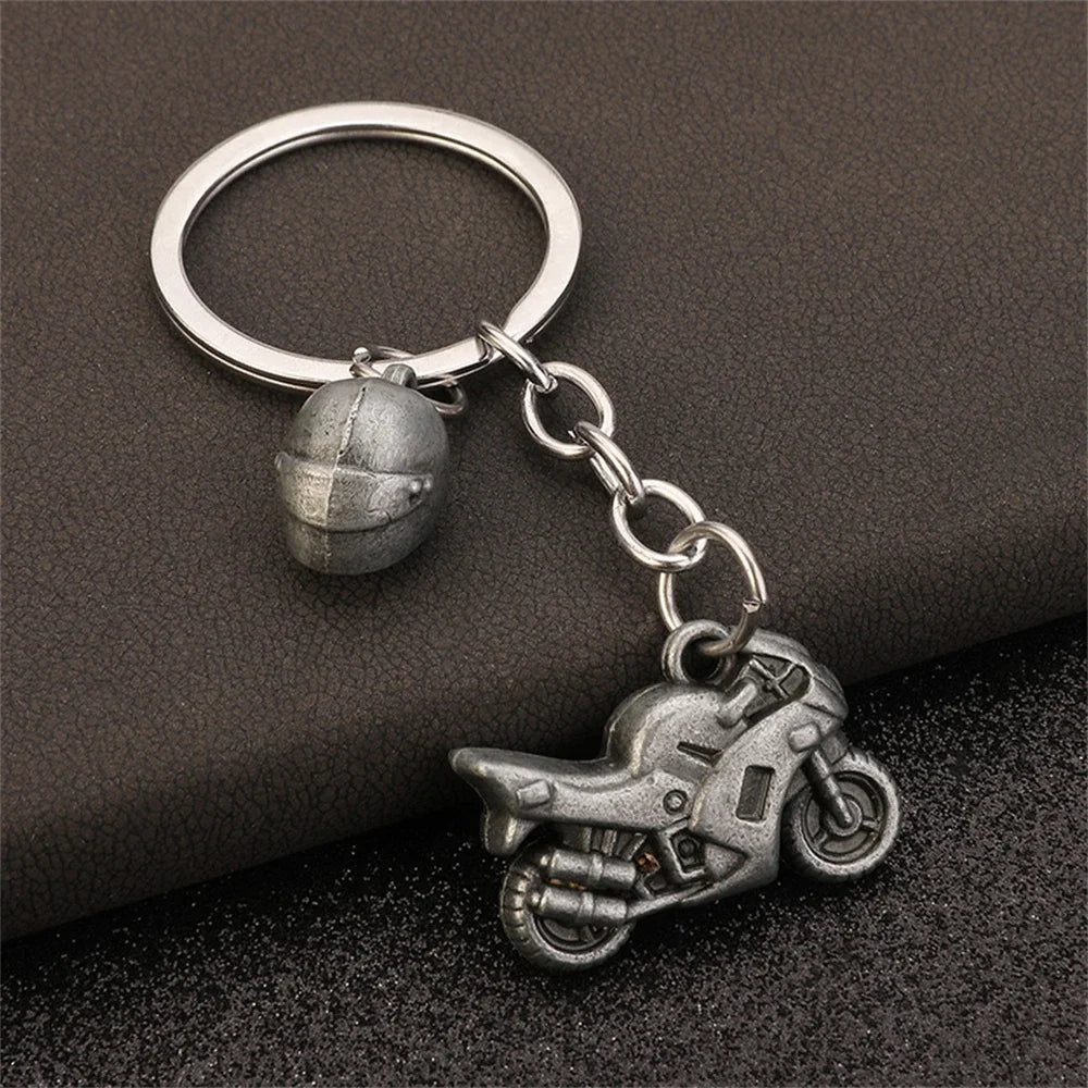 Retro Highway Motorcycle Keychain Metal Safety Helmet Dirt Bike Key Ring Travel Gift for Men Backpack Car Trinket Accessories